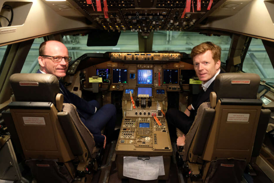 Sachsens Finanzminister Matthias Haß (l., CDU) und Götz Ahmelmann, Vorstandsvorsitzender der Mitteldeutschen Flughafen AG, setzten sich am Flughafen Leipzig-Halle ins Cockpit einer Transportmaschine vom Typ Boeing 747-8.