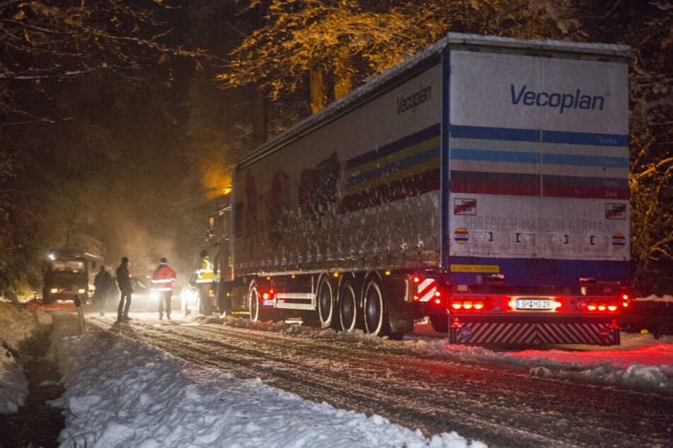 Die Brummi-Fahrer stecken seit den Mittagsstunden fest.