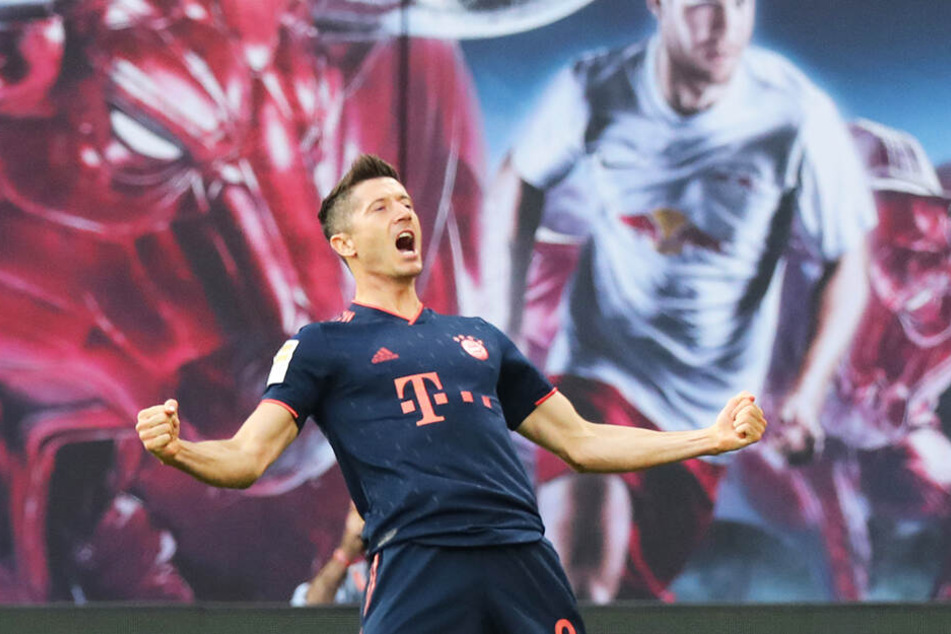 FCB-Stürmer Robert Lewandowski bejubelt seinen Treffer zum 1:0 - bereits das siebte Bundesliga-Tor in dieser Saison für den Sturmstar.