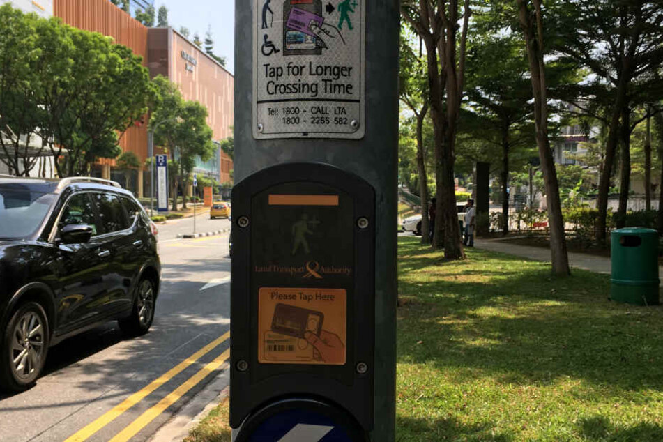 Fußgängerampel mit dem "Green Man Plus" in Singapur.