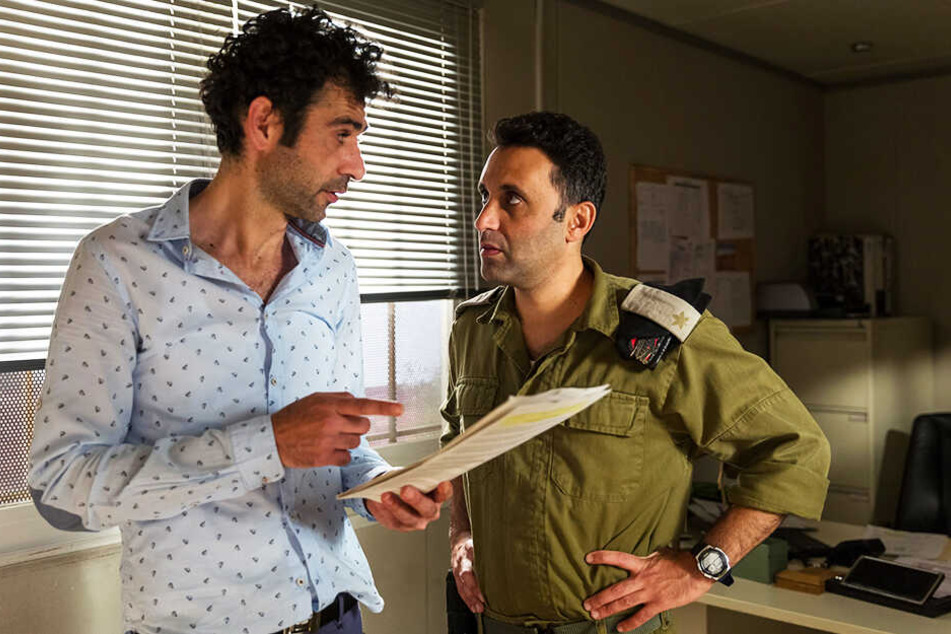 Salam Abbass (l.Kais Nashif) geht mit Checkpoint-Kapitän Assi Tzur (Yaniv Biton) das Drehbuch zu "Tel Aviv on Fire" durch.