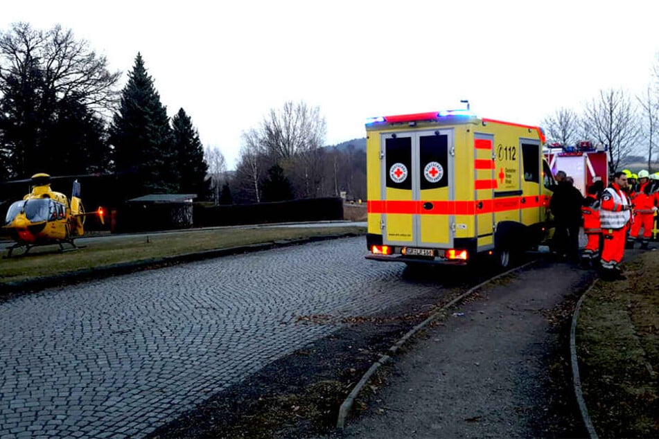 Die Rettungskräfte versorgen die Passagiere.