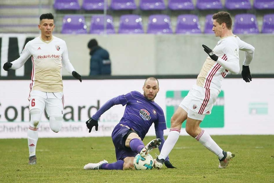 Oldie Christian Tiffert hatte gegen Ingolstadt die Ruhe weg, hier behauptet er den Ball gegen den Ingolstädter Maximilian Thalhammer..