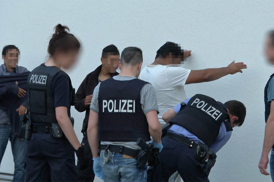 Die Polizei konnte mehrere Personen vor Ort festsetzen.