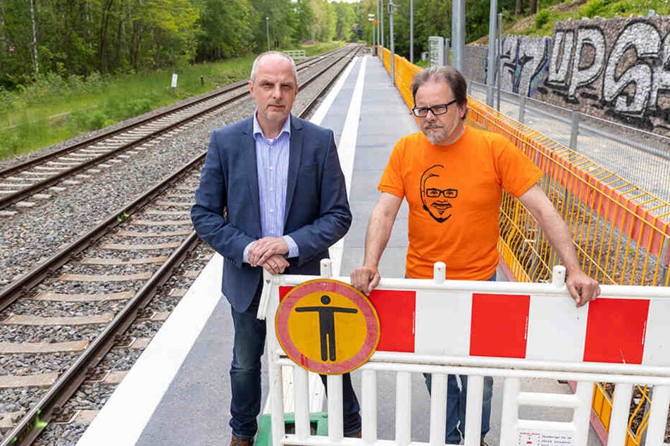 Wer mit der Bahn nach Leipzig will, muss ab Donnerstag viel laufen. Das monieren Detlef Müller (SPD, l.) und Frank Heinrich (CDU).