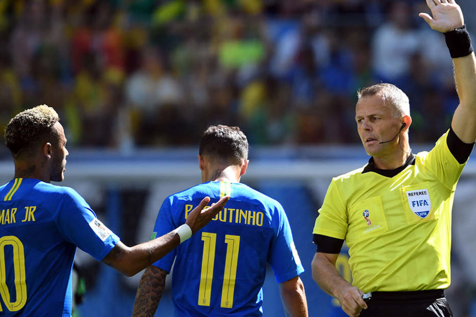 Neymar (l.) und Coutinho, die beiden brasilianische Torschützen neben dem Schiedsrichter der Partie - Björn Kuipers (Niederlande).