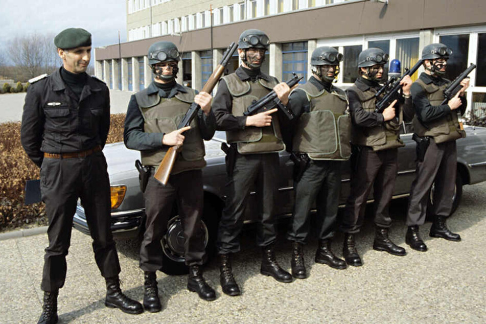 Kommandeur Ulrich Wegener (l) mit der kleinsten taktischen Einheit der GSG 9, der Spezialeinsatztruppe 1979.