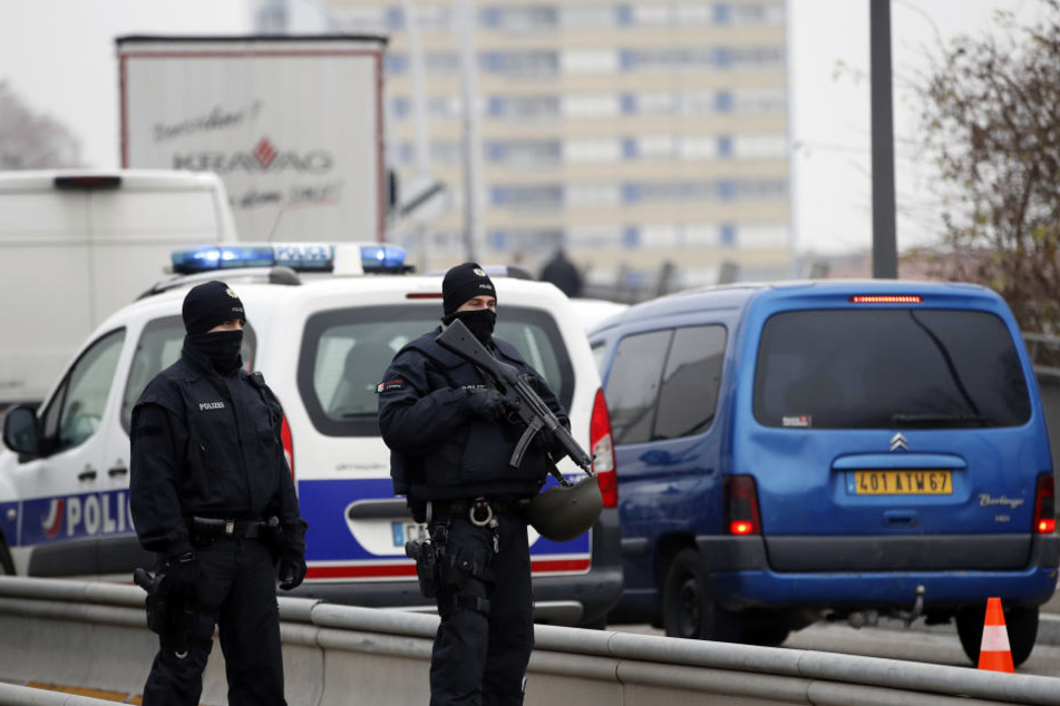 Deutsche Polizisten stehen an der deutsch-französischen Grenze nach einem Anschlag auf dem Weihnachtsmarkt in Straßburg.