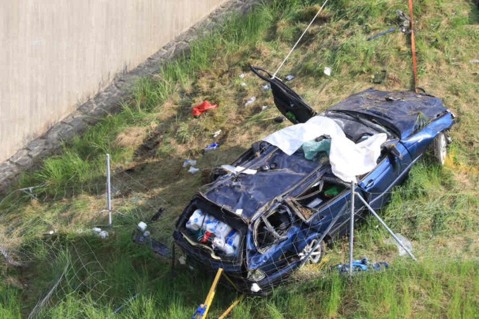 Das Auto wurde komplett zerstört.