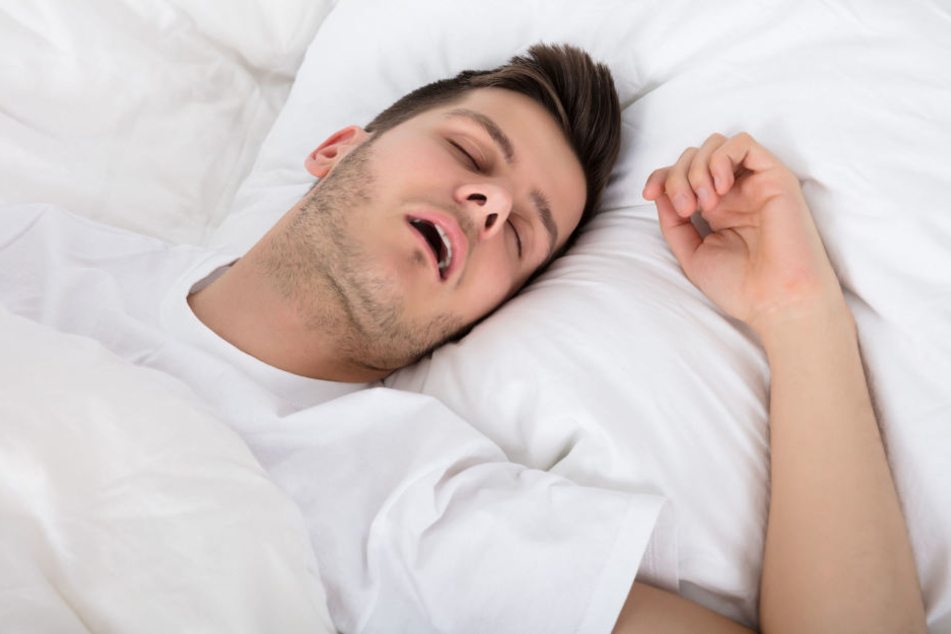 Im betrunkenen Zustand hatte sich der Mann irrtümlich im Keller des falschen Hauses zum Schlafen hingelegt (Symbolbild).