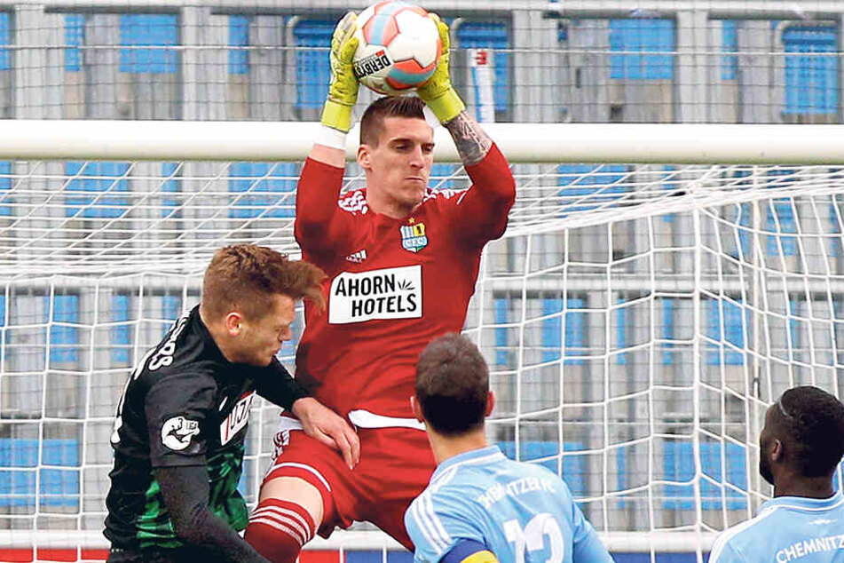 Drei Mal musste Kevin Kunz am Sonntag hinter sich greifen. Diesen Ball fing der Torhüter vor dem Münsteraner Lion Schweers sicher weg.