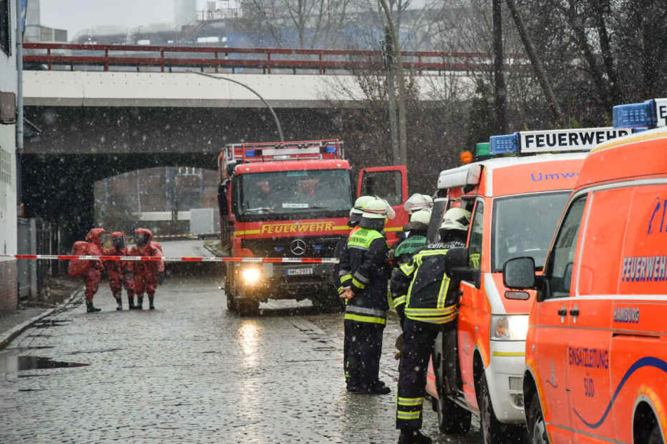 Die Feuerwehr konnte das heiße Aluminium mit Wasser abkühlen. (Symbolbild)