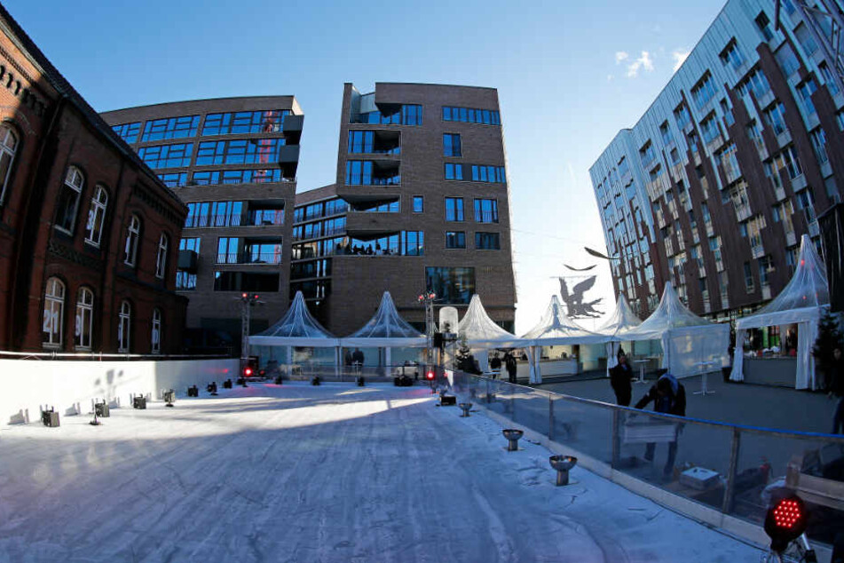 In der Hafencity können Besucher auf einer Eisbahn Schlittschuhlaufen.