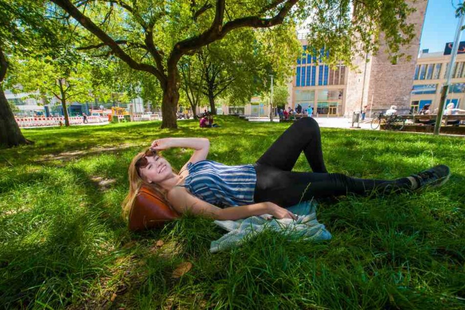 Alicia Polinka (18) sucht
sich zum Entspannen ein
schattiges Plätzchen im
Stadthallenpark.