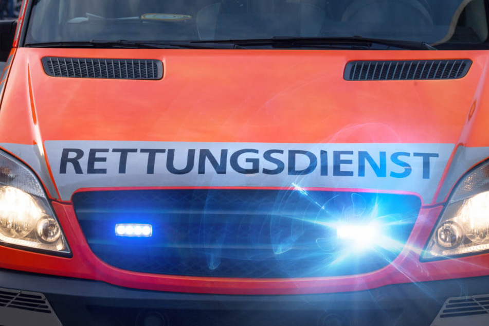 Der Wohnungsbewohner kam mit lebensgefährlichen Verletzungen in ein Krankenhaus (Symbolbild).