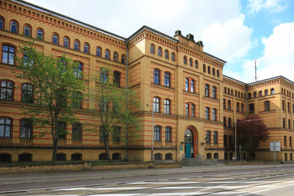 Der erste Blick täuscht: Das Polizeigebäude auf der Hallischen Straße ist seit Jahren einem erbärmlichen Zustand.