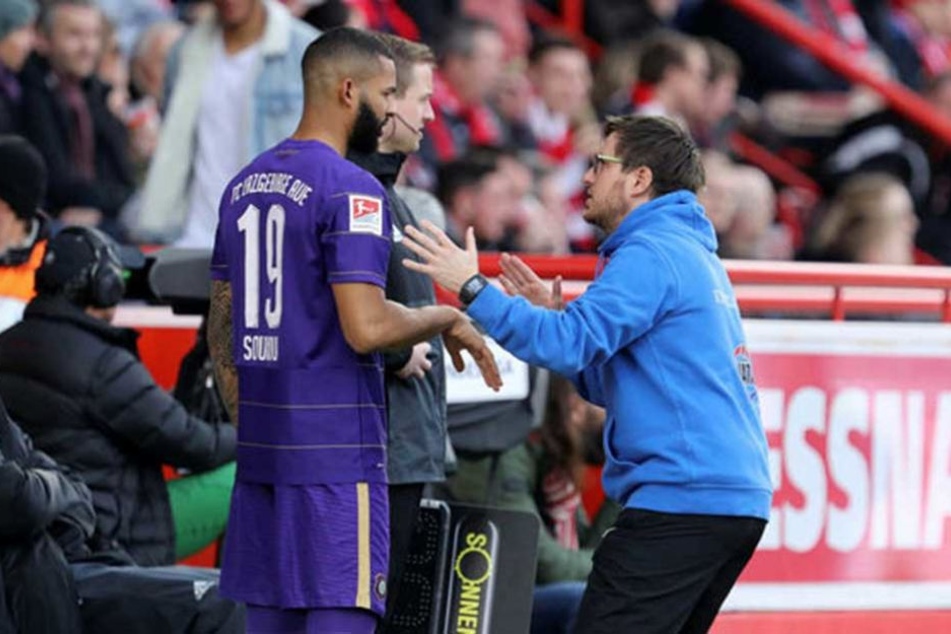 FCE-Coach Hannes Drews (r.) scheint Cebio Soukou zu zeigen: "So viel fehlte da bloß!"