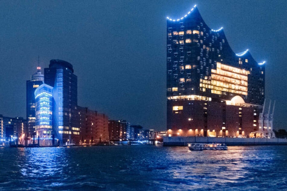 Die Kehrwiederspitze und die Elbphilharmonie erstrahlen in blauem Licht der Installation "Blue Port".