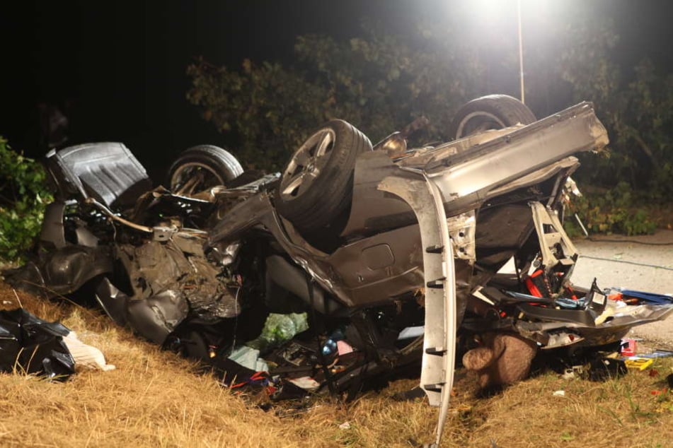 Einer der Männer wurde im Auto eingeklemmt und starb noch an der Unfallstelle.