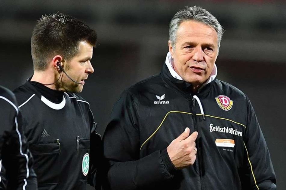 Dynamo-Trainer Uwe Neuhaus denkt über eine Systemumstellung nach.