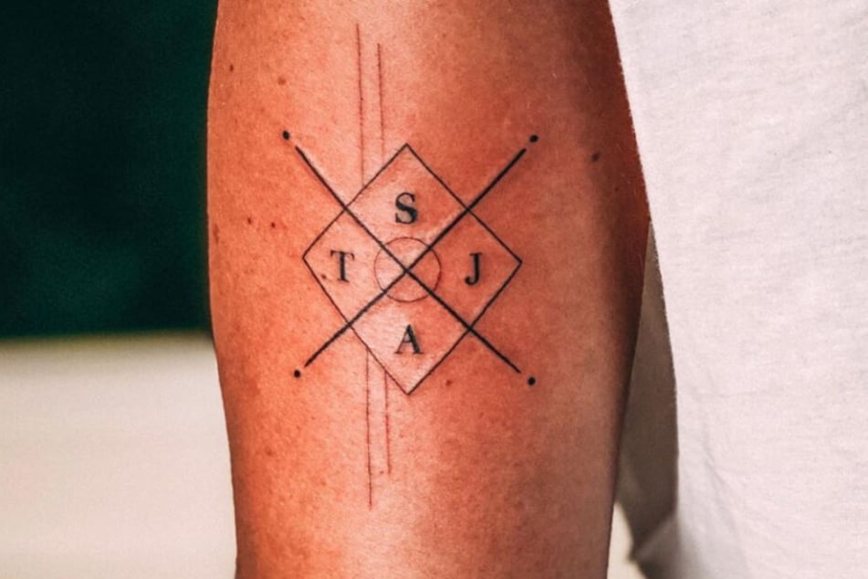 Dieses Tattoo ziert den linken Oberarm von Alexander Hindersmann.