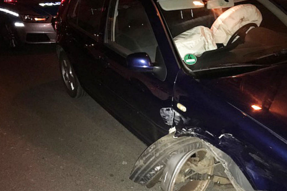 Das Foto zeigt den Wagen des beschuldigten 18-Jährigen nach dem Unfall.