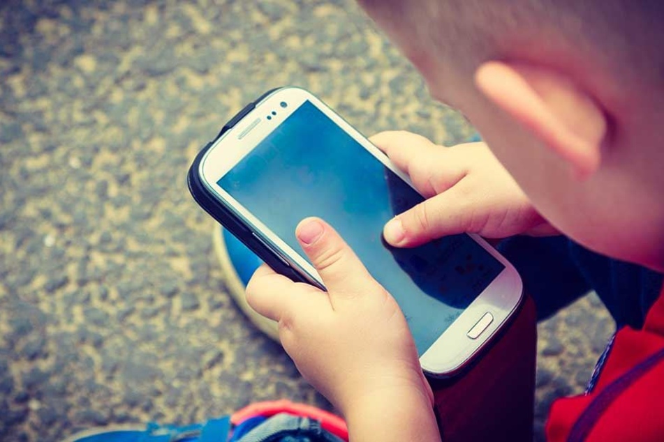 Theoretisch nicht gern gesehen, praktisch ein großer Helfer: Smartphones in Kinderhänden.