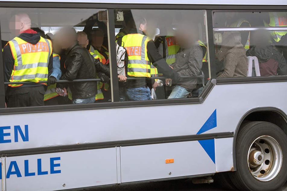 57 Polizeibeamte und ein leitender Mitarbeiter der Bundespolizei begleiteten die 14 Abgeschobenen nach Kabul. (Symbolbild)