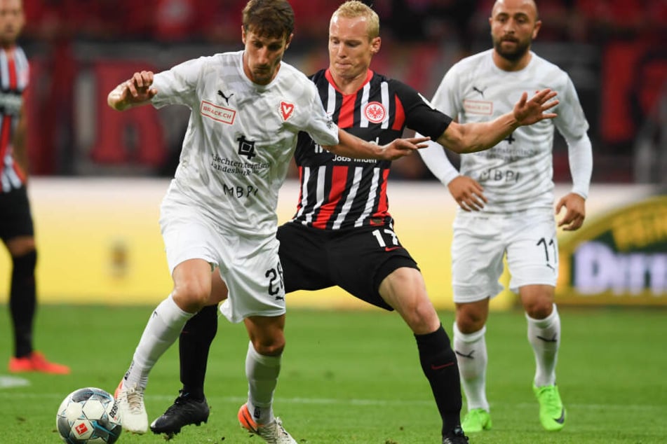 Sebastian Rode (mittig im Hintergrund) spielte erstmals seit seinem erneuten Knorpelschaden im Knie, den er sich im Europa-League-Halbfinale gegen Chelsea zugezogen hatte.