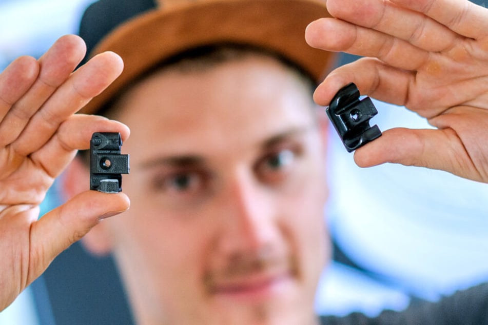 Links das originale Endstück einer Gardinenstange eines Oldtimer-Wohnmobils, rechts das im 3D-Drucker neu entstandene.