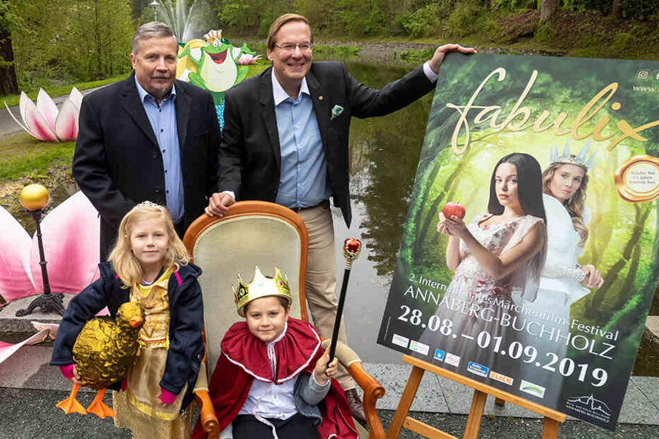 "fabulix" kommt: Oberbürgermeister Rolf Schmidt (l.) mit Festivaldirektor Filip Albrecht, Königin Anneliese Eig (7) und König Kurt Walter (6).