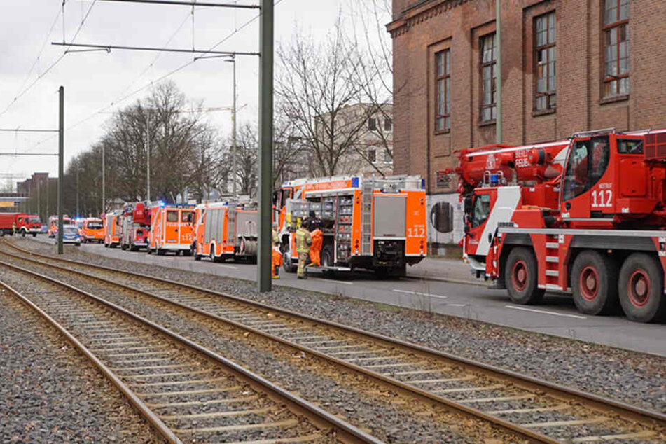 Mehrere Einsatzfahrzeuge der Berliner Feuerwehr stehe auf der Hauptstraße vor dem betroffenen Gebäude.