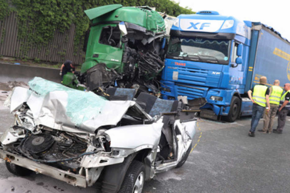 Der Lastwagen krachte mit voller Wucht auf ein Stauende. Zwei Menschen kamen dabei ums Leben.