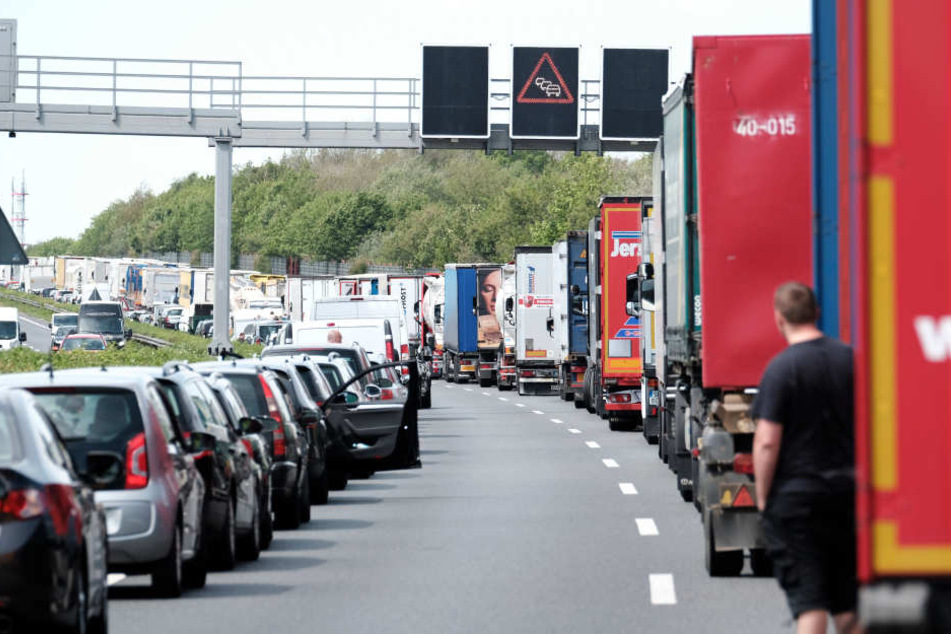 Nach einem Unfall war auf der A5 eine Rettungsgasse erforderlich. (Symbolbild)