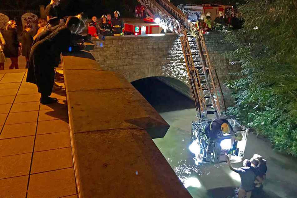 Anwohner stützen den Mann, als die Feuerwehr anrückt.