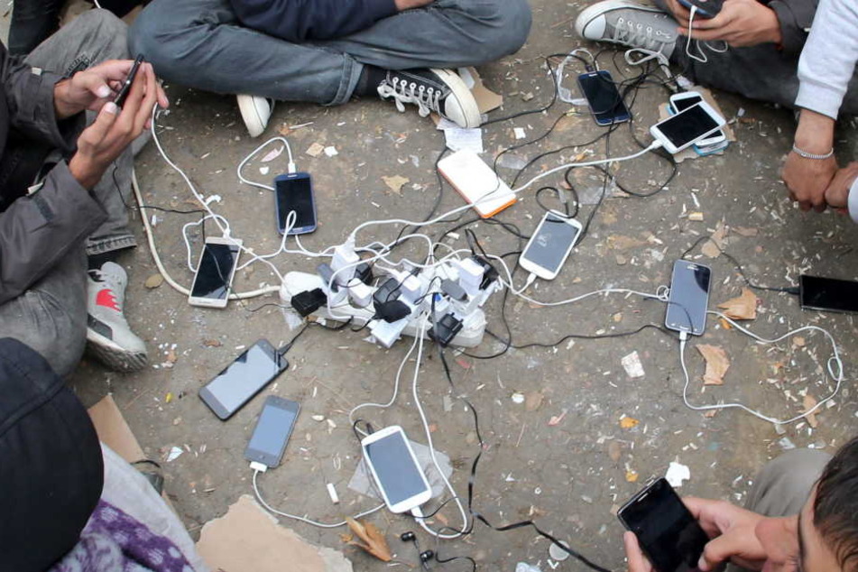 Viele Flüchtlinge haben Probleme bei Verträgen von Smartphones oder mit Versandhändlern und fallen auf Fakes rein. (Symbolbild)