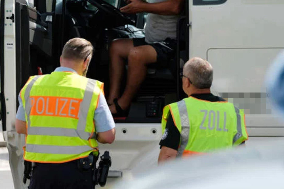 Den Führerschein nahm die Polizei dem Lkw-Fahrer ab. (Symbolbild)