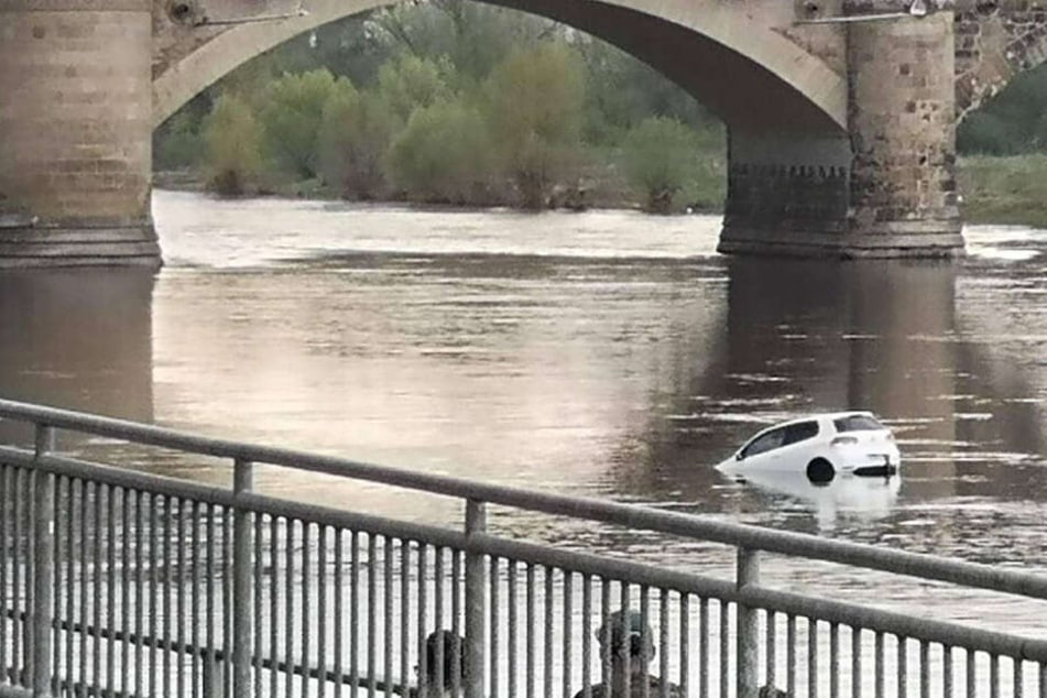 Im sächsischen Pirna ist am gestrigen Sonntagnachmittag ein VW Golf in die Elbe gerollt und gesunken.