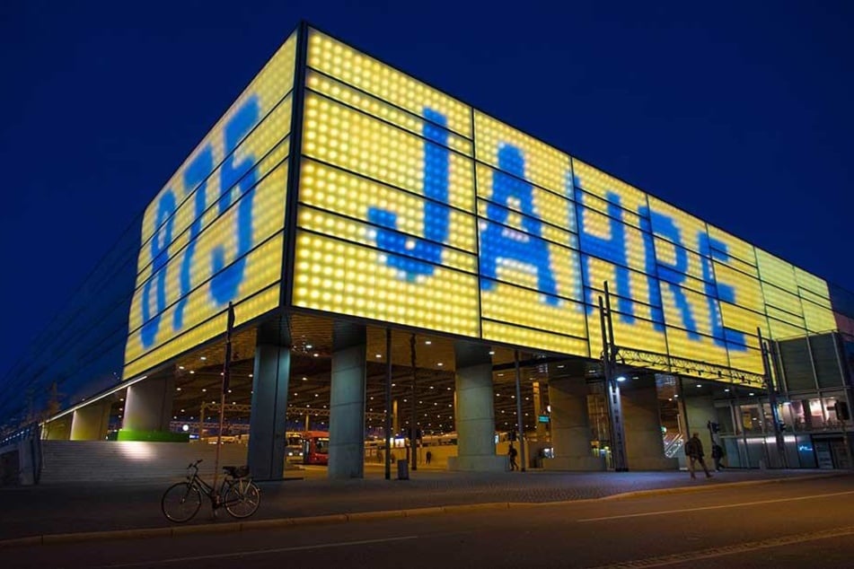 Die Fassade des Hauptbahnhofs leuchtet für ein Kunstprojekt bis zum Wochenende die ganze Nacht.
