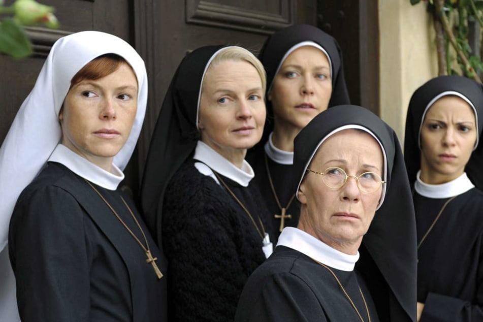 Antje Mönning (li) als TV-Nonne in "Um Himmels Willen".