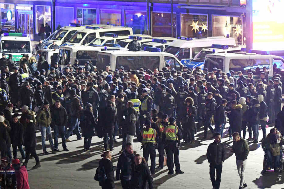 Polizisten umringen am 31. Dezember vor dem Hauptbahnhof in Köln eine Gruppe südländisch aussehender Männer.