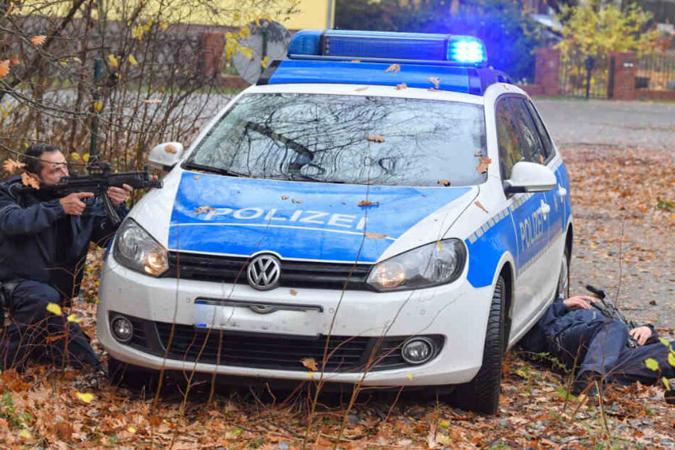 In dem Szenario wird ein Polizist von Terroristen angeschossen.