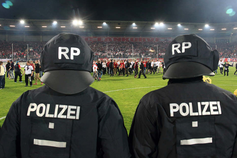 Nach dem Spiel Chemnitzer FC gegen 1. FC Magdeburg wurden einige Fans gewalttätig. (Symbolbild)
