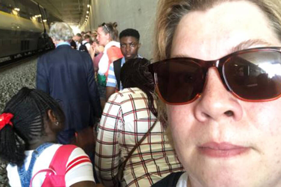Katy Brand in ihrem Twitter-Post. Im Hintergurnd sieht man die wartenden Menschen neben dem ausgefallenem Eurostar.