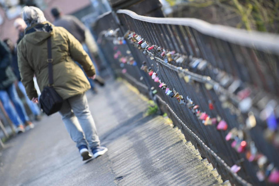 In Gefahr: Die hunderten Liebesschlösser an einer Marburger Brücke.