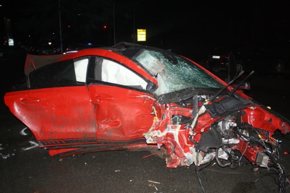 Der Mercedes krachte mit voller Wucht gegen einen Baum. Alle drei Insassen wurden schwer verletzt.
