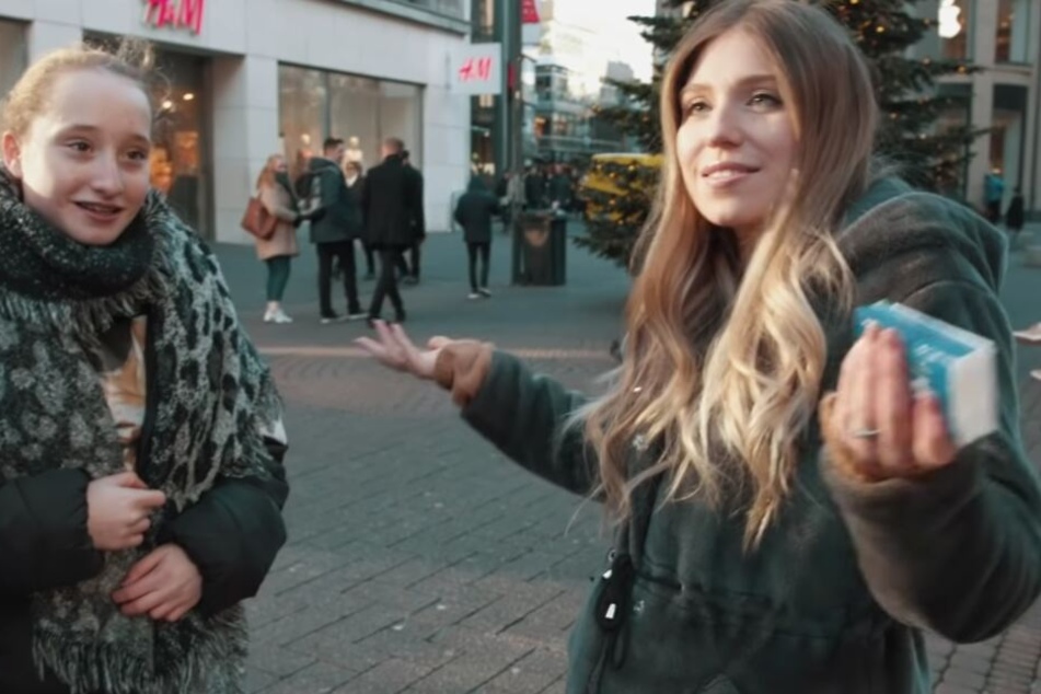 "Was kostet so eine Packung Taschentücher", fragt sich Bibi in dem Youtube-Video.