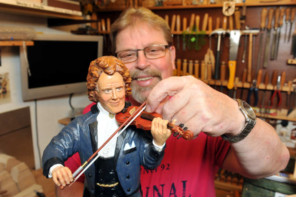 Kapellmeister André Rieu (68) im geschnitzten Holzformat. Hans Roscher (64) aus Geyer hat damit den 1. Platz beim Schnitzwettbewerb des Erzgbirges gewonnen.