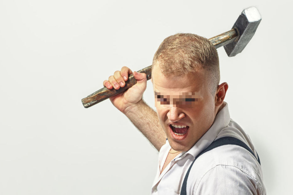 Mit einem Hammer und einem Messer war der Mann auf seine Nachbarn losgegangen. (Symbolbild)