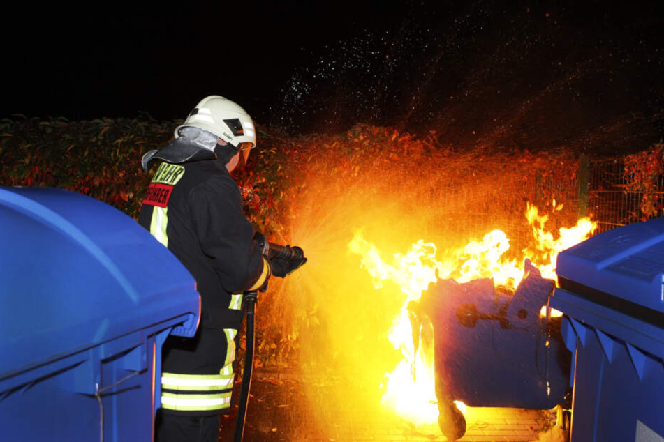 In Zwickau haben Täter einen Papiercontainer abgefackelt. (Symbolbild)